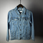 Casual Denim Jacket with Classic Pockets - Everyday Fashion Staple - Image 2